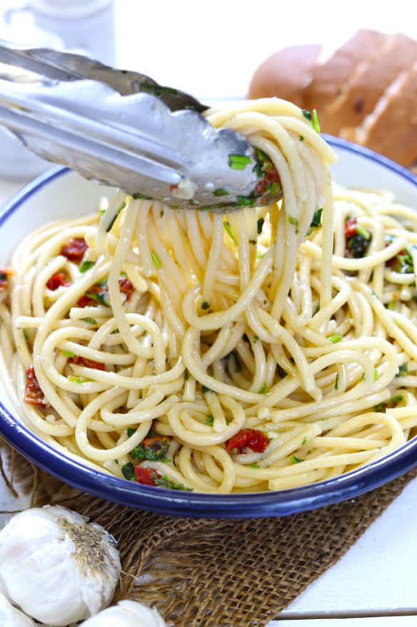 Spaghetti Aglio Olio Recipe (One Pot Pasta) - Fun FOOD Frolic