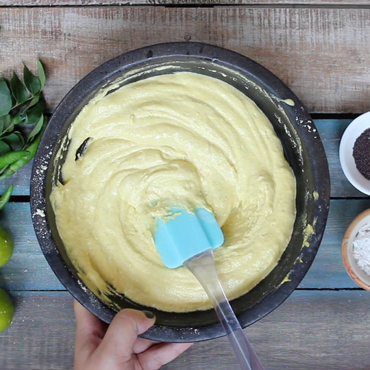 Mélanger Sel de fruits dans la pâte à dhokla