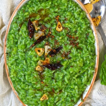 aerial shot of lehsuni palak khichdi in a ceramic platter